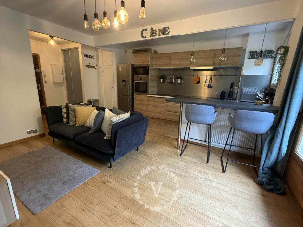 Victorine Immobilier – séjour et cuisine, rue des Pyrénées (Paris 20e)