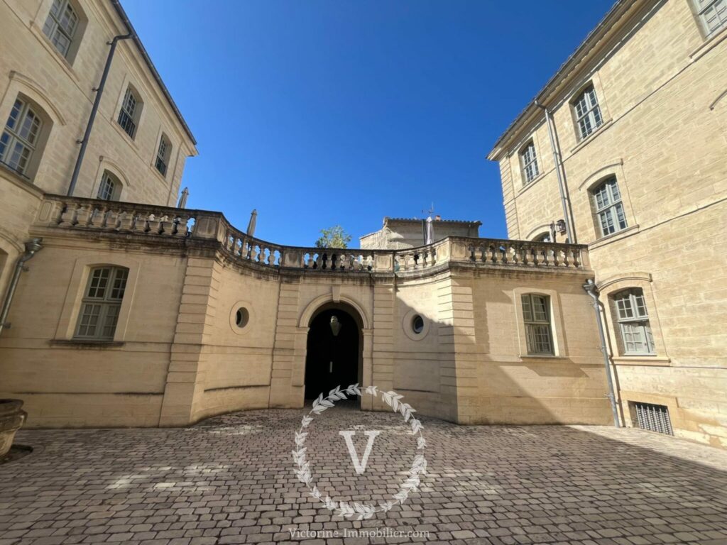 Victorine Immobilier – cour d’hôtel particulier, Uzès